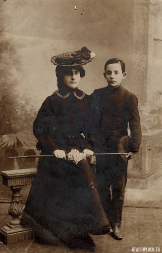 Hugra Maleńka with her brother Izydor, before 1918.
